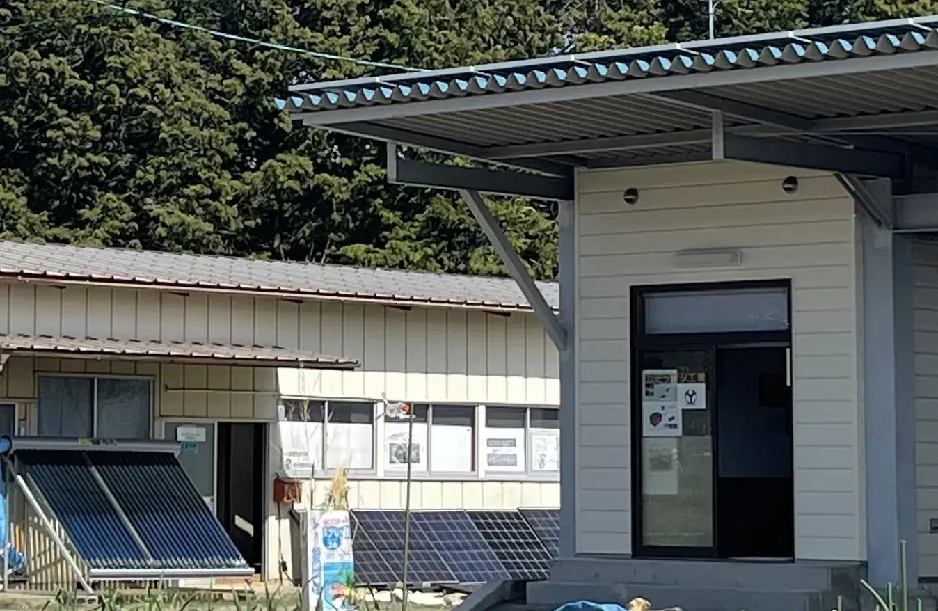 山あいに建つ環境事業の施設