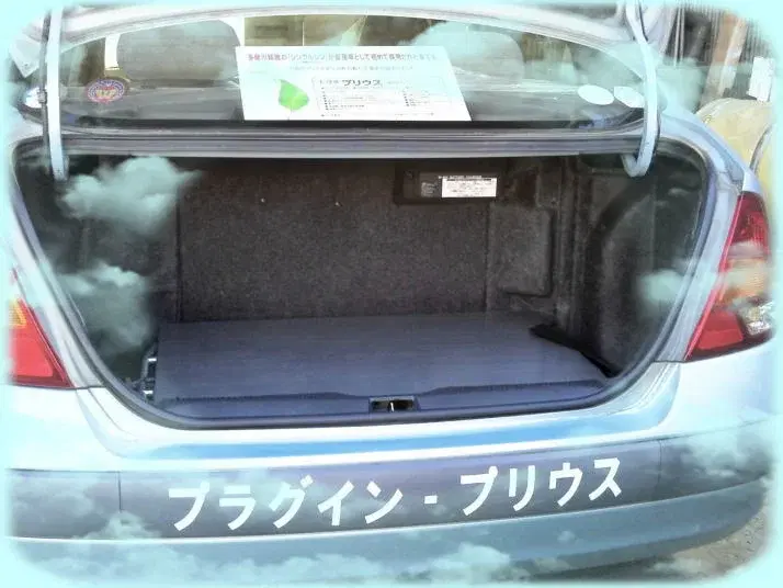 車の荷室に積まれた電源設備