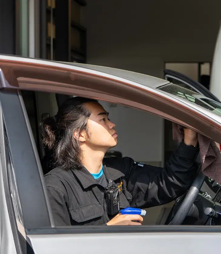 車内から上部を点検する整備士